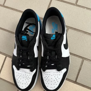 Nike Air Jordan 1 Retro Low OG UNC Black Dark Powder Blue - Storlek 43 och använda några få gånger. Priset kan diskuteras.