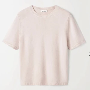 Soft goat t shirt - Chunky tshirt från softgoat. Inga fläckar eller täcken på användning. Köptes för ca en månad sen. Använd en gång. Sitter bra på mig som är ca 165, färgen är som på bild 3. Nypris är runt 2000kr. Säljer för 800kr, priset är prutbart vid snabb affär!💕💕