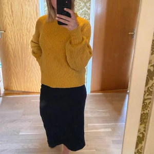 Gul stickad tröja - Senapsgul varm stickad tröja. Den har några få smo fläckar men de syns knappt