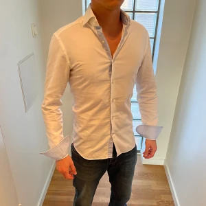 La Chemise skjorta - Vit kostymskjorta frpn La Chemise. Väldigt bra skick! Nypris ca 900kr