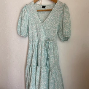 Klänning  - Jättesöt klänning från Gina som tyvärr är för   liten för mig. Så fin till sommaren💓💓 Pris kan diskuteras 🥰🥰🥰