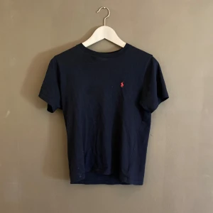 Ralph lauren t-shirt - Ralph lauren t shirt i storlek M Färg: Marin blå Skick: använd 1 gång eftersom den inte passar mig längre Skriv innan ni köper Skriv för mer information