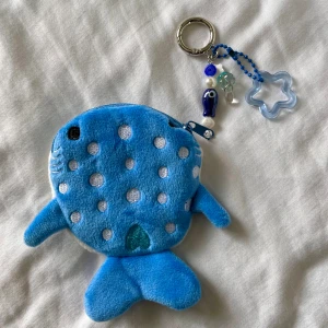 Valhaj myntbösa 🫧🐳🌊 - Valhaj myntbösa med en cirkel nyckelring! ˚˖𓍢ִִ໋🌊🐳˚˖𓍢🫧ִ✧˚.  OBS! Skriv via DM innan du trycker på Köp nu! <3