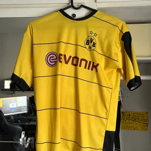 Dortmund t shirt - Använd väldig fåtal gånger Tror den är från år 2013 Den är small men passar även medium