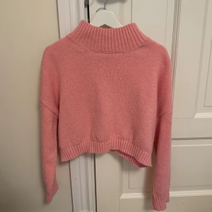 Ros stickad tröja - Rosa stickad tröja i bra skick