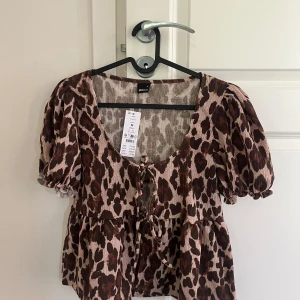 Leopardtopp - Leopardtopp från Gina tricot i storlek M💕 aldrig använd, prislapp kvar, perfekt nu till sommaren😍
