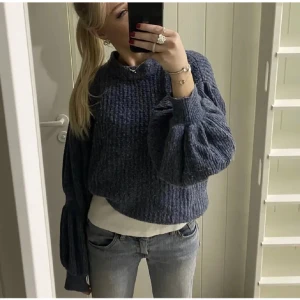 TJOCK TRÖJA - Säljer pågrund av att den inte kommer till någon användning längre. Inte mina bilder!🫶🏼☺️