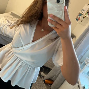 Kortärmad blus - Supersnygg volangtröja ifrån vero Moda! Använd ett fåtal gånger och säljs då den inte riktigt är min stil! Köpte den för cirka 350:- 💘