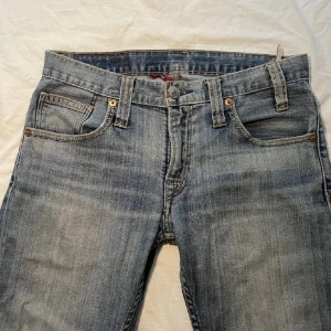 Levis jeans  - Jeans från Levis och är lågmidjade💘