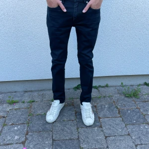 Acne studios jeans - 32/32 : svarta acne studios jeans i skick 9/10, hör av er för fler frågor eller bilder// StyleRev