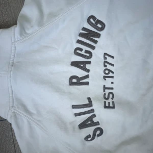 Sail racing tröja - Säljer nu min sällsynt sail racing tröja. Anledningen att den är sällsynt är texten på baksidan, dem flesta tröjorna av den modellen saknar texten på baksidan.