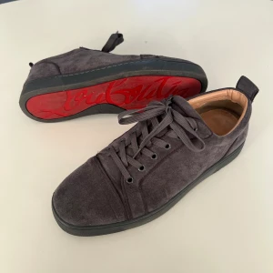 Christian Louboutin - Säljer ett par gråa Christian Louboutin i storlek 43. Jag köpte dem begagnade och kan därmed inte garantera äktheten, men allt verkar legit. Endast skor finns, dvs inget kvitto eller liknande, därav de låga priset.