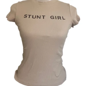 Figursydd graphic tee - Superfin passform, egentryckt. Går att tvätta. Följ mig för fler egentryckta / remade vintage 🫶