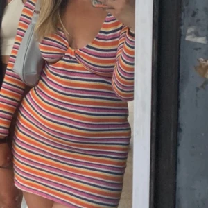 Randig klänning pull & bear  - Jättefin randig klänning i härliga färger ifrån Pull & Bear! Använd fåtal gånger!! 