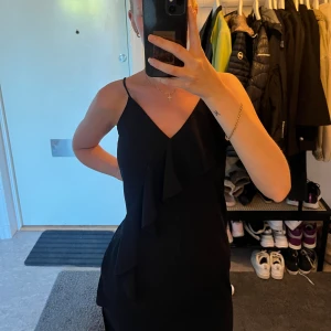 Klänning  - Lång klänning från H&m, med en slitts på sidan och volanger!🖤🖤 Aldrig använd!! 