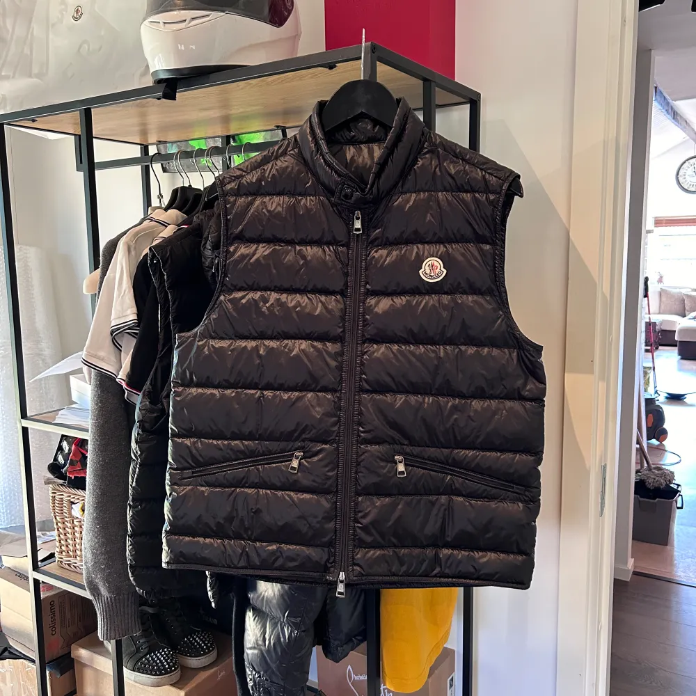 Svart Moncler Gui väst i nyskick, storlek 2 passar S/M. Nypris 8400 mitt pris 3300. Över 70 nöjda kundrecensioner finns, bara att skriva vid frågor eller funderingar!. Jackor.