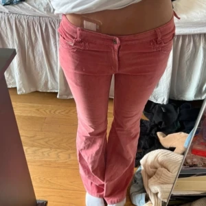 Rosa lägmidjade Manchester jeans - Jätte snygga rosa jeans i hyfsat bra skick. Liten defekt på sidan