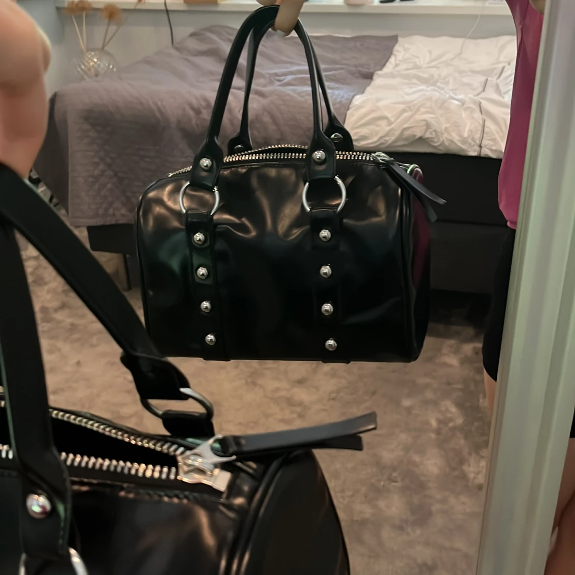 Svart väska med silverdetaljer  - 91