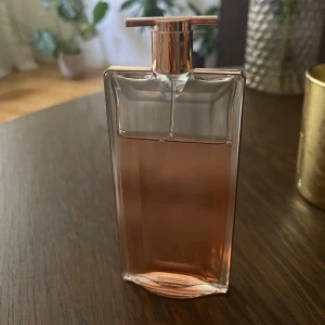 Lancome idole parfym  -  Lancome parfym idole edp 50ml  Ca 90% kvar