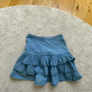 Jeanskjol med volang ❣️ - Intressekoll på denna söta volangkjol❣️