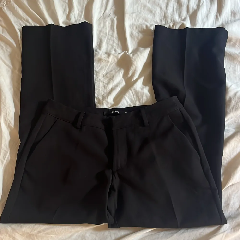 tyvĂ€rr mĂ„ste jag sĂ€lja mina kostymbyxor frĂ„n bikbok i modellen petite. storlek 36. Endast anvĂ€nda 2 gĂ„nger, nyskick och inga defekter eller flĂ€ckar!đnypris 499krđ för referens sĂ„ Ă€r jag 164 och byxorna Ă€r ungefĂ€r 4cm för korta, tryck gĂ€rna pĂ„ köp nu!. Farkut & Housut.