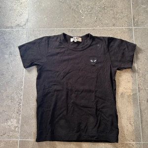 CDG T-shirt  - Riktigt skön Comme des Garçons play tisha som är i nyskick. Modellen är i barn och är storlek M. Skriv till mig om det finns funderingar💭