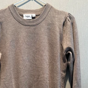 Tröja med liten puffärm - Tröjan är i mycket fint skick med fint småpuffade ärmar. Perfekt för lite kallare sommarkvällar.