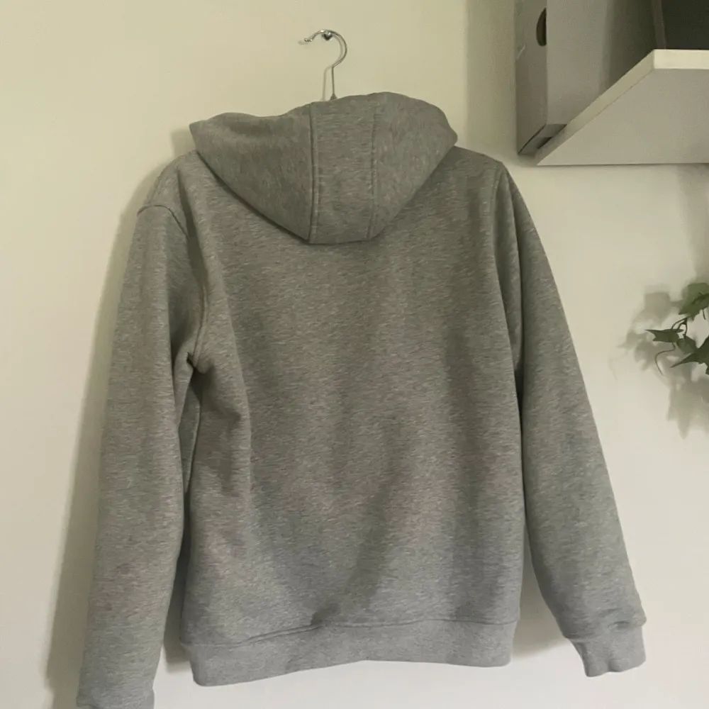 Hej! Säljer en oäkta hoodie från märket Burbery. Skriv vid intresse. Pris inte hugget i sten!. Hoodies.