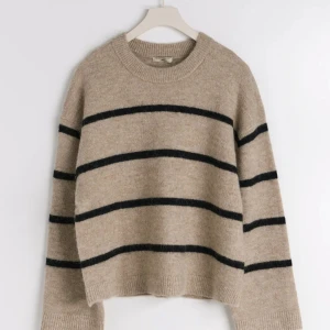 Stickad tröja från Ginatricot  - Hej! Köpte denna stickade tröja från Ginatricot för 399kr. Det är en beige färg med svarta ränder på! Den är i storlek S. Köpte denna för ca 4 månader sedan❤️