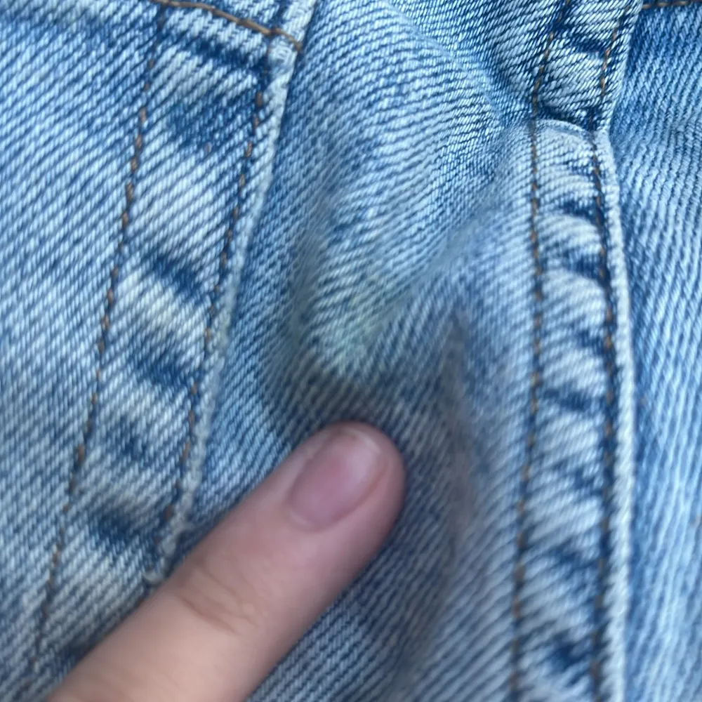 Ljusblå jeans shorts som sitter mid waist❤️de har en pytteliten gul fläck men den syns inte. . Shorts.