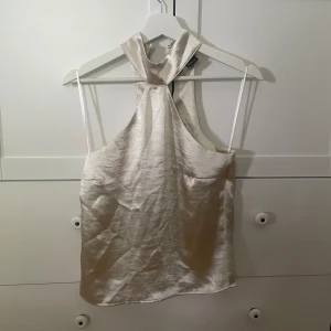 Topp - Fin fest topp i satin, från Gina tricot💕