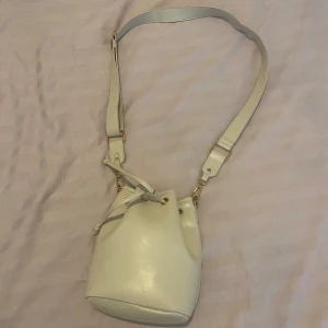 Axel väska  - Axel väska från glitter i färgen beige och jag använt det sällan och pris kan diskuteras.