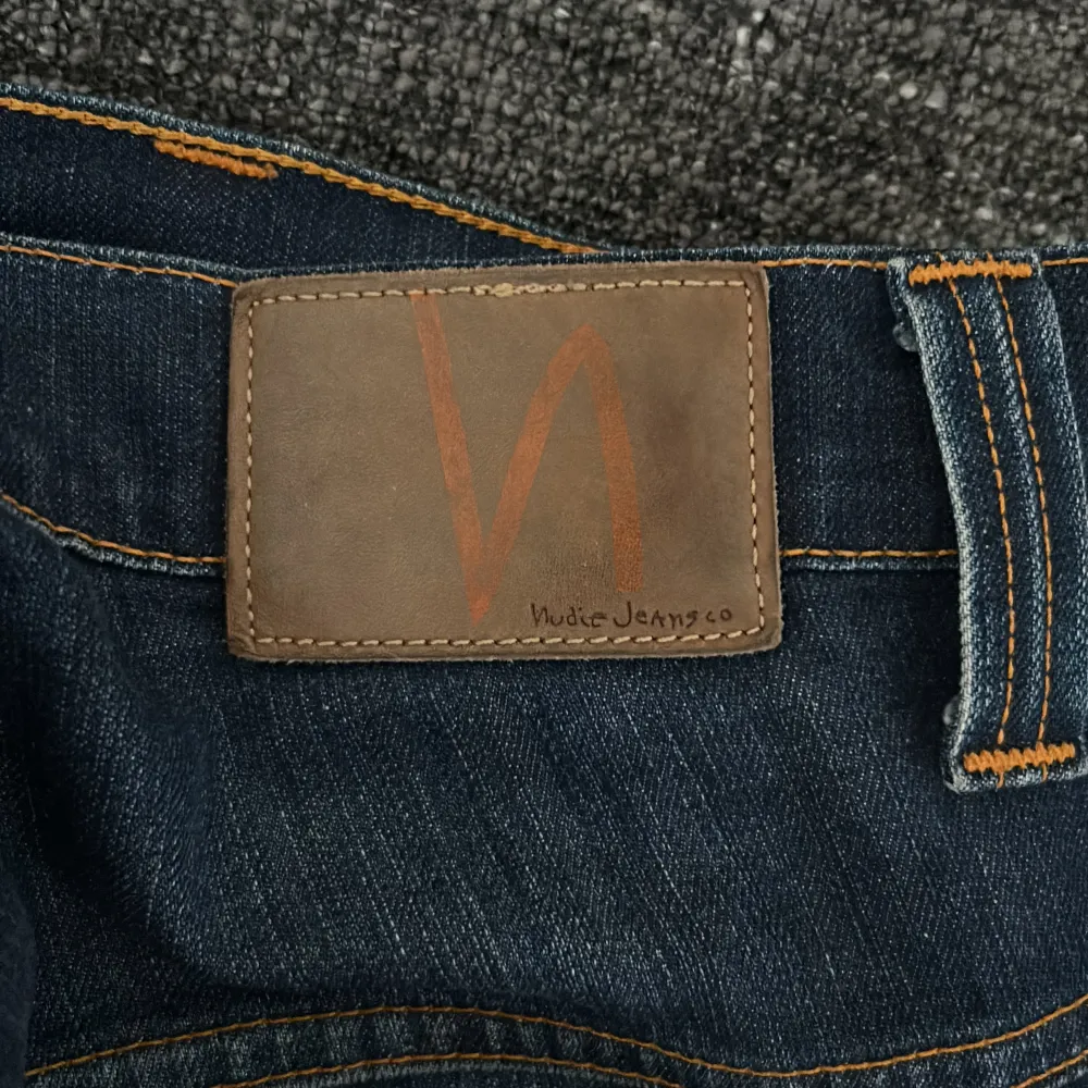 Ett par mörkblåa nudie jeans med extremt snygg tvätt! Felfritt skick! Modellen är thin finn, dvs slimfit. Nypris runt 1700!. Jeans & Byxor.