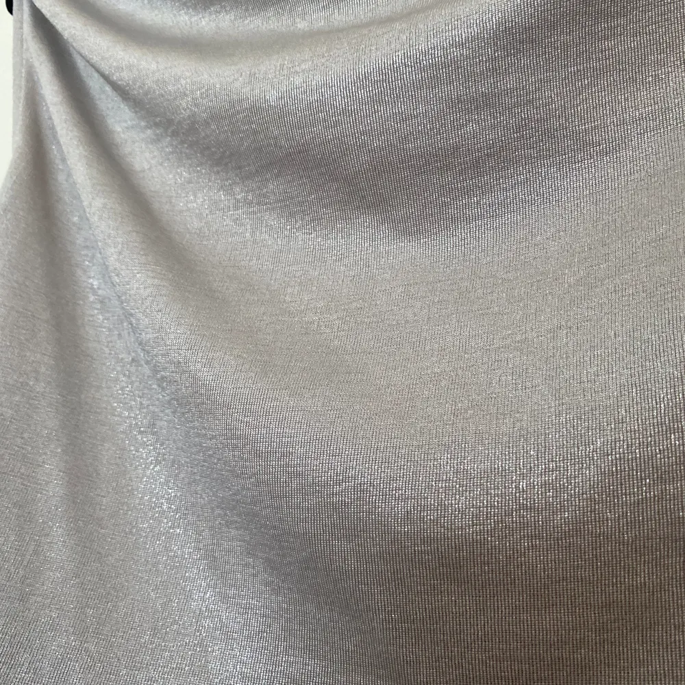 En glittrig tröja från Zara i storlek M. Aldrig använd . Blusar.