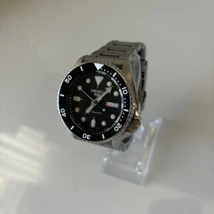 Seiko 5 Sports - • Modell: Seiko 5 Sports • Storlek: 43mm • Referens: SRPD55K1 • År: 2024 • Skick: Mycket Bra • Medföljer: Fullset