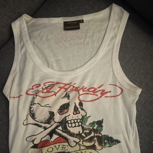 Ed Hardy linne - Linne från ed Hardy i storlek s, jag säljer den eftersom att den inte har kommit till användning så den är i mycket bra skick. Den är köpt på Urban outfitters.