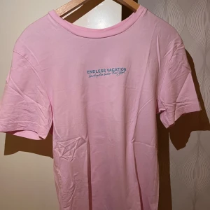 Rosa t-shirt  - Säljer denna t-shirt då den inte kommer till användning, den är knappt använd så den är i bra skick. Storlek S