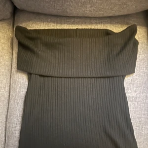 Svart offshoulder topp - Jag säljer denna svarta, ribbade offshoulder topp köpt på ginatricot eftersom att den inte kommer till användning längre, den är använd ca 4 gånger men fortfarande i mycket bra skick. 