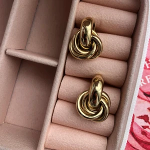 Guldpläterade örhängen  - Blanka och stiliga örhängen, eleganta och passar både till fest och vardag. Guldplätering 14k