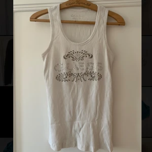 Guess linne - Coolt guess linne med rhinestones🙌🏻🙌🏻🙌🏻Stretchigt material och bra skick :)))