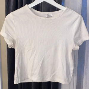 T-shirt - t-shirt från h&m, en svart o en vit 🤍