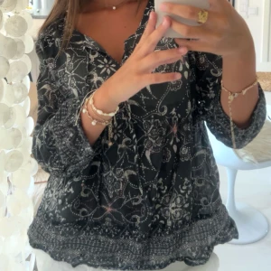 Topp med mönster - Säljer denna fina topp med mönster🌸⚡️
