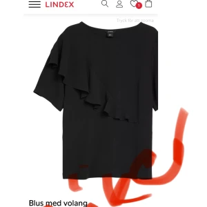 Blus med volang  - Hejj söker denna fina blus ifrån Lindex i storlek xs eller s 💗hör av er om ni kan tänkas sälja 🥰