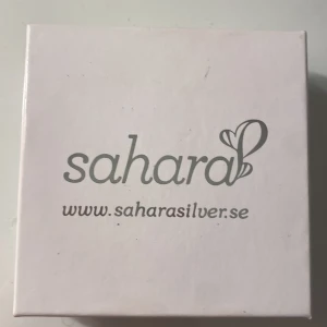 Silver hjärthalsband - Säljer nu mitt hjärta halsband med 2 hjärtan som sitter ihop☺️, säljer pågrund av använd inte längre, den är jätte söt och super fin på💕det är 925 silver💕 skriv för intresse😊ny pris är ca 700kr😮‍💨