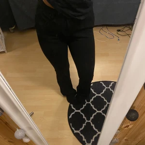 Svarta bootcut kostymbyxor  - Svarta bootcut kostymbyxor ifrån Only🌸Super sköna och snygga! Inga tecken på användning🌸 