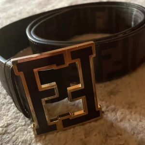 Fendi bälte - Använt då och då som nu ser har gjort egna hål så den ska passa