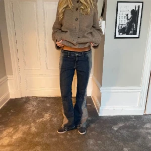 Bootcut jeans  - Coolaste och populära bootcut jeans i storlek 29/32💕lite defekter längst ner på jeansen men inget man tänker på💕