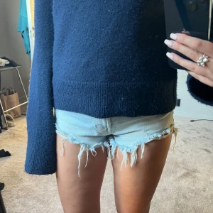 Ljusblåa jeansshorts  - Populära jeansshorts från zara i så fin ljusblå färg, säljer för att de sitter alldeles för tajt på mig. 