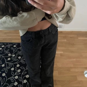 Jeans - Säljer mina svarta högmidjade jeans! De är lite fransiga längst ner (ska vara så)! Jeansen är använda men i väldigt fint skick! Hör gärna av er via intresse eller frågor 💕💕💕