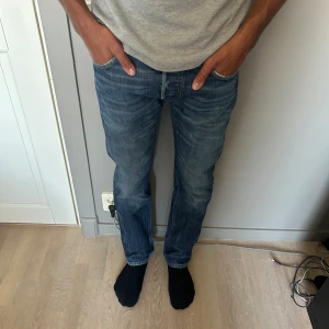 Lee Daren  - Säljer dessa jeans ifrån Lee i modell Daren. Jeansen är i storlek 31/32. De är i bra skick och har inte kommit mycket till användning. Hör av dig vid funderingar! 